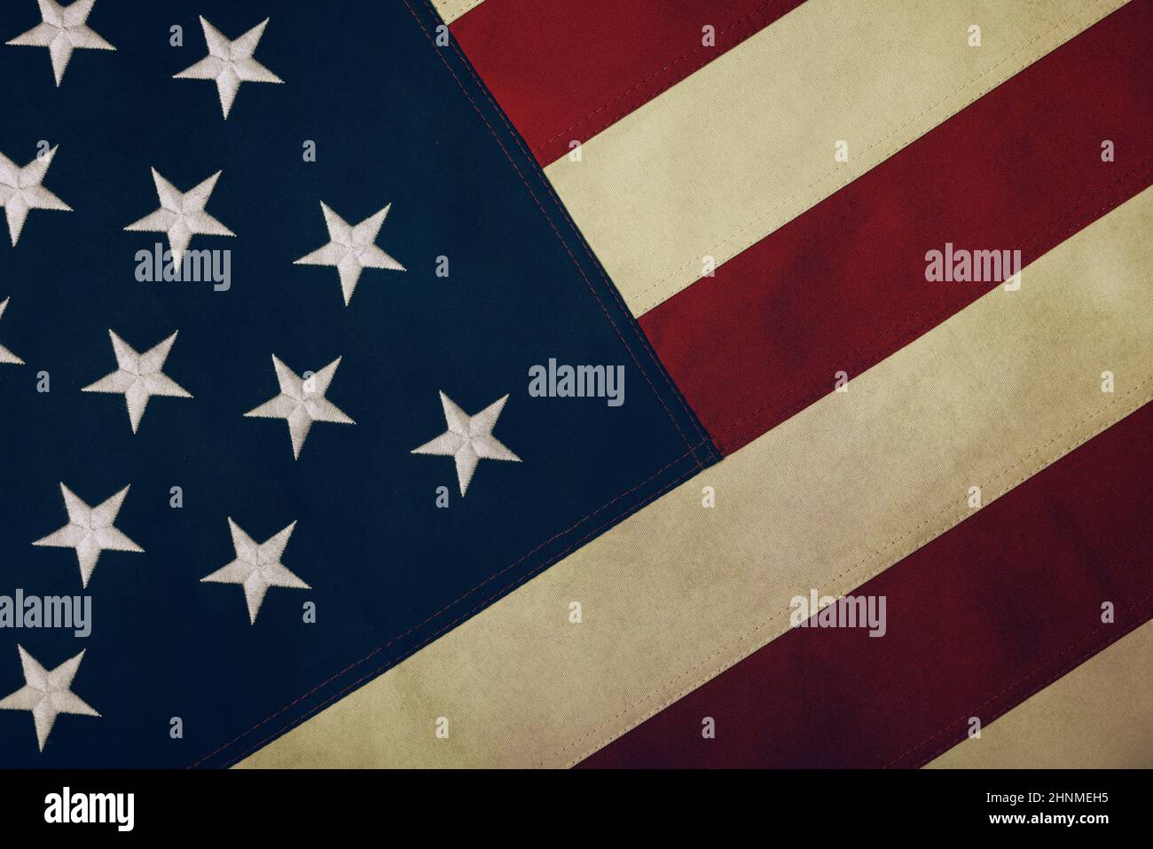 Primo piano vintage tempo pesante tela di cotone ricamato US bandiera sfondo nazionale, simbolo di patriottismo americano, elevato angolo di vista, direcia Foto Stock