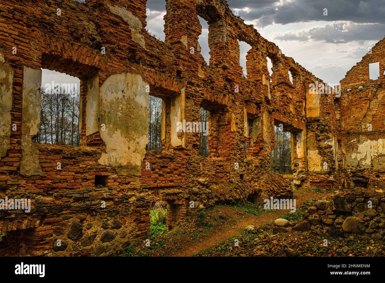 le rovine della vecchia casa padronale costruita in mattoni rossi. Repubblica di Paulava, Lituania Foto Stock