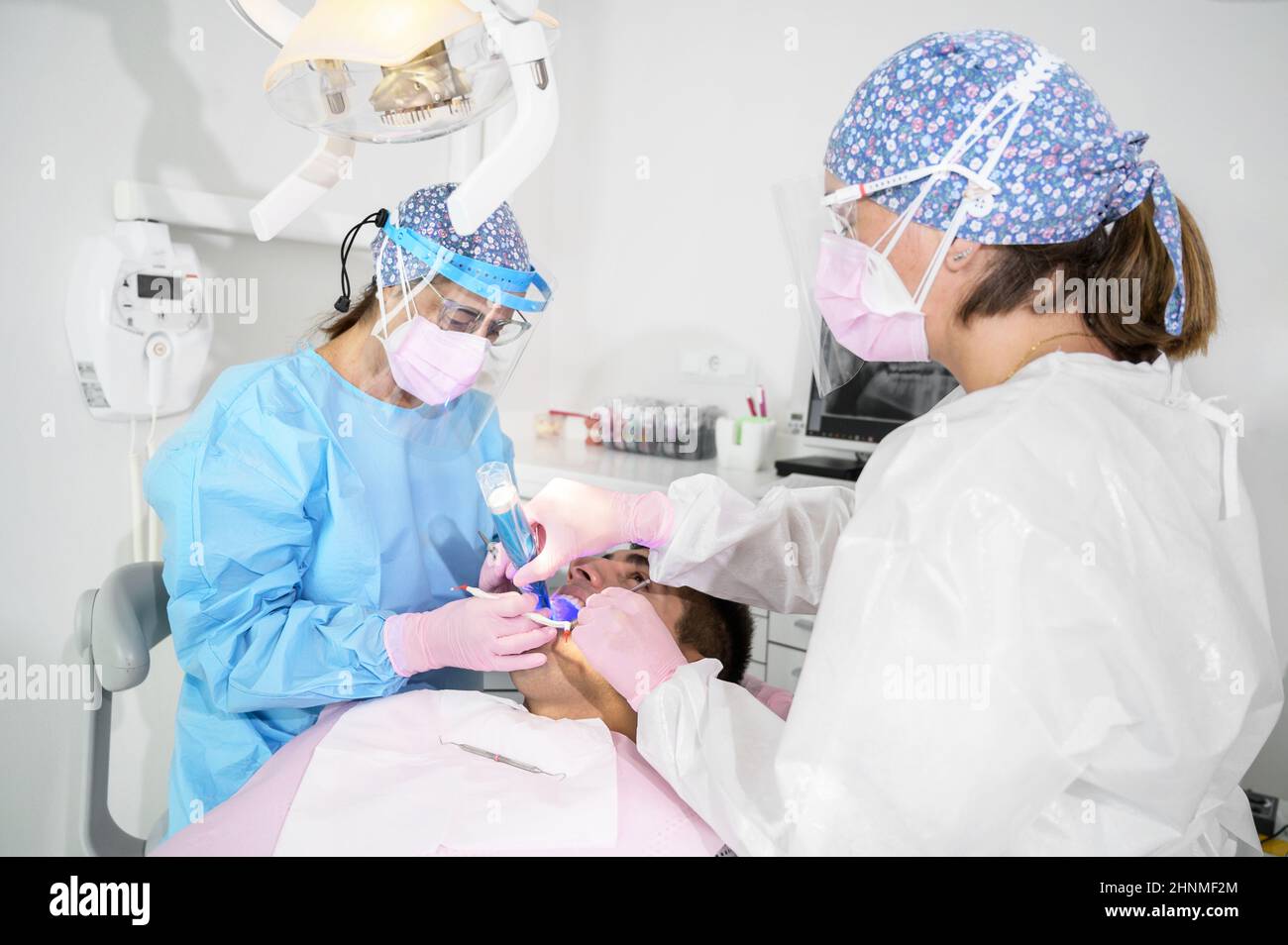 Medico dentista squadra in ufficio dentale trattando il paziente maschio . Foto Stock