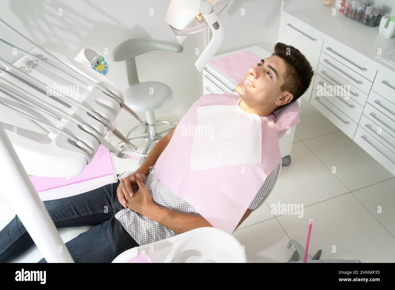 Giovane paziente in clinica dentale moderna. Foto Stock