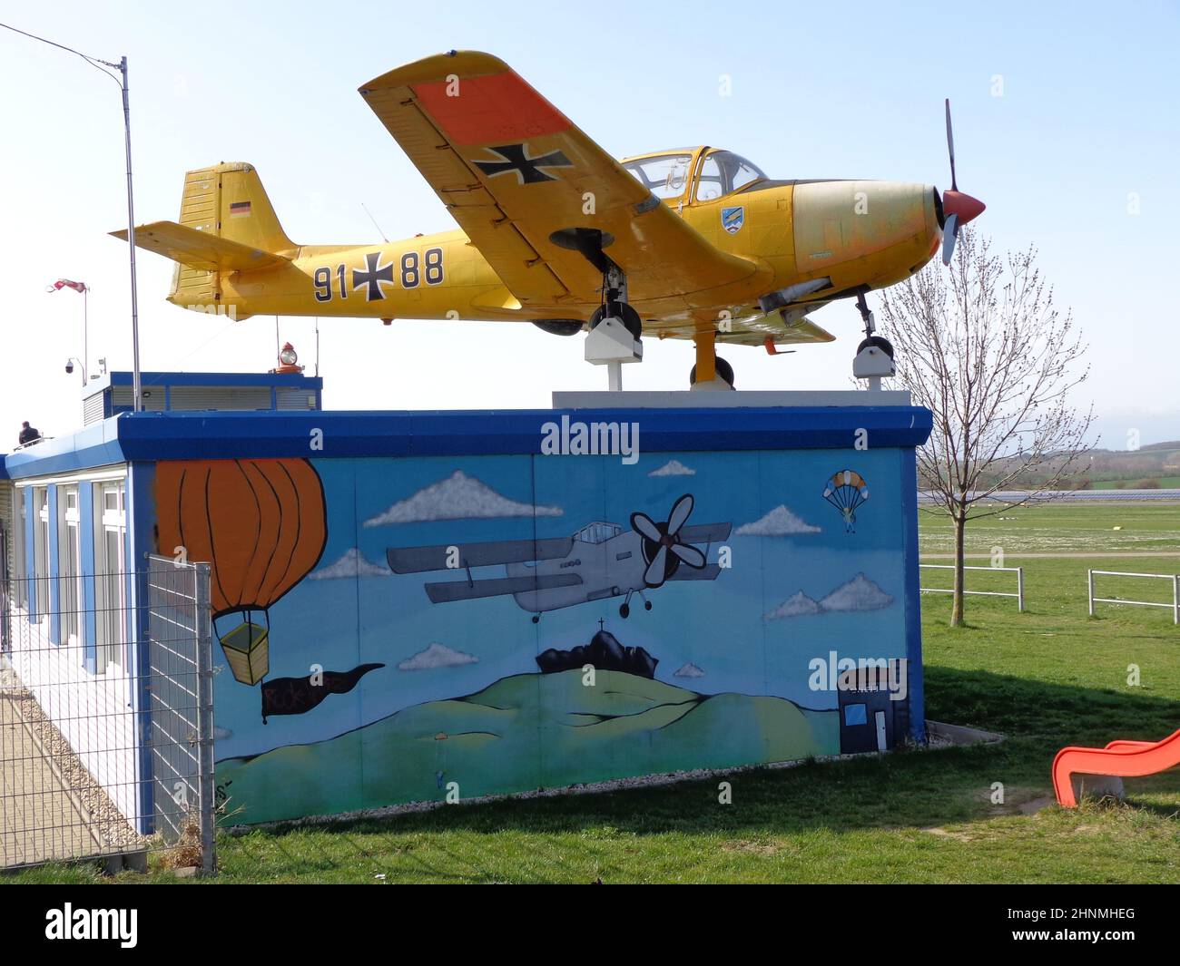 Ballenstedt Airfield edificio funzionale con velivoli sul tetto e quadri d'arte sul muro Foto Stock