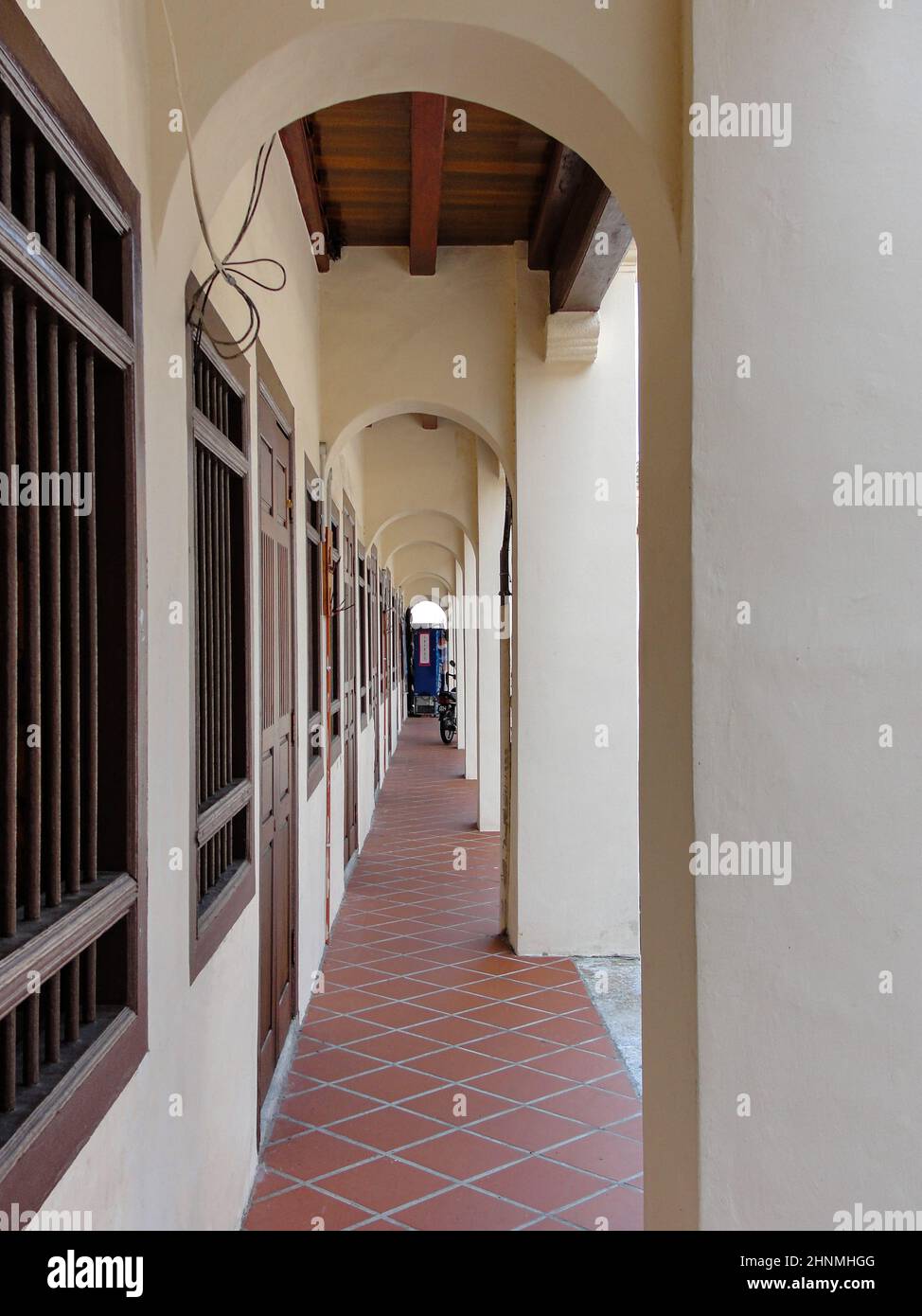 Edificio vintage con un portico frontale di ispirazione sino-portoghese, Georgetown, Penang, Malesia Foto Stock