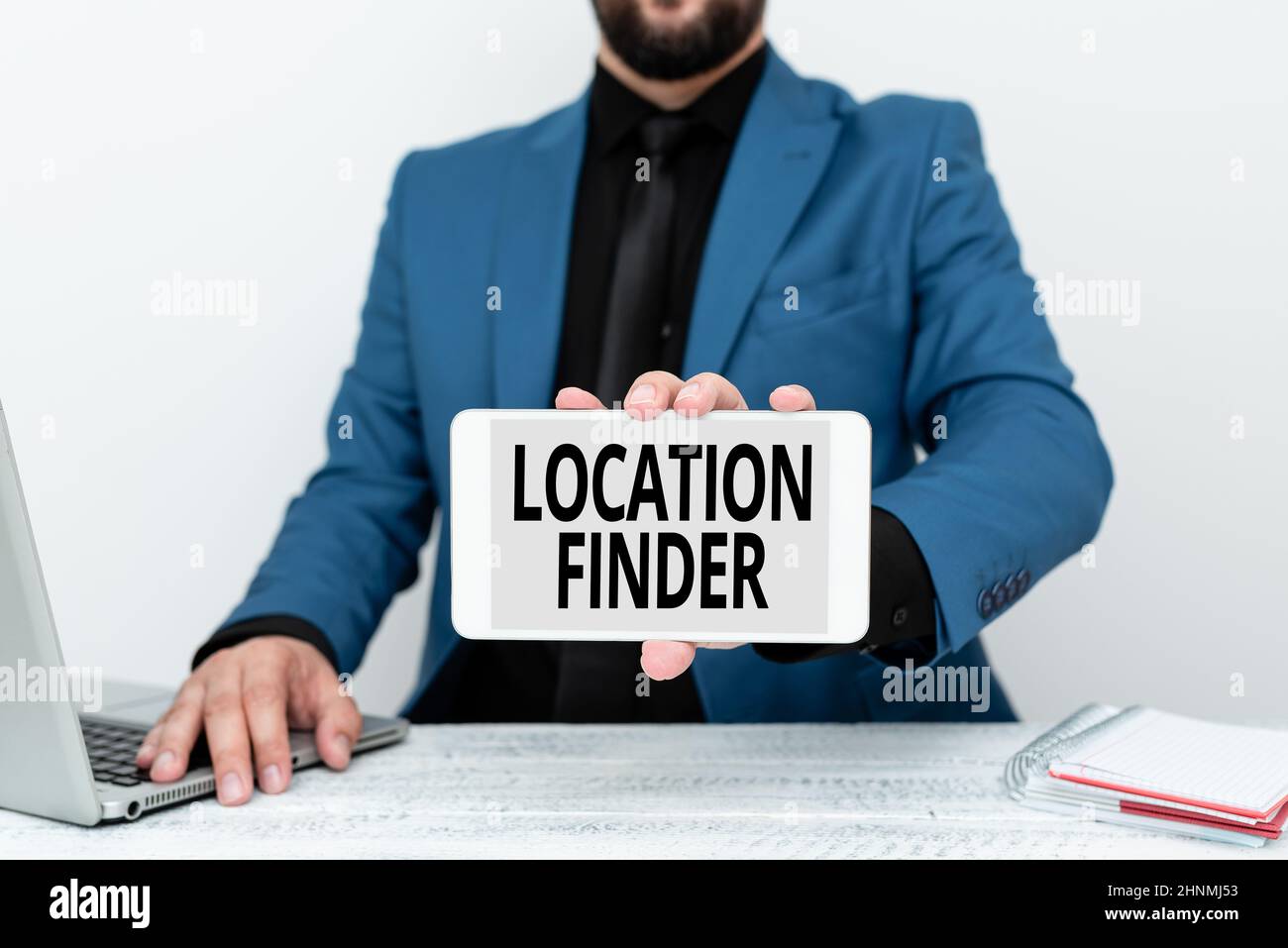 Testo di scrittura trova posizione, parola scritto su Un servizio caratterizzato per trovare l'indirizzo di un luogo selezionato Tech Guru Vendita dispositivo di recente sviluppo, Foto Stock