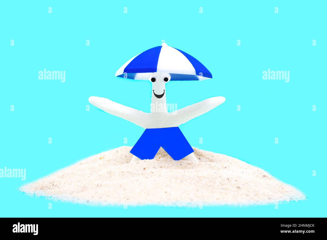 Divertente personaggio di stelle marine con occhi di oca che si erigono sotto un ombrello da sole in un mucchio di sabbia isolata su sfondo turchese. Estate vacanza concep Foto Stock