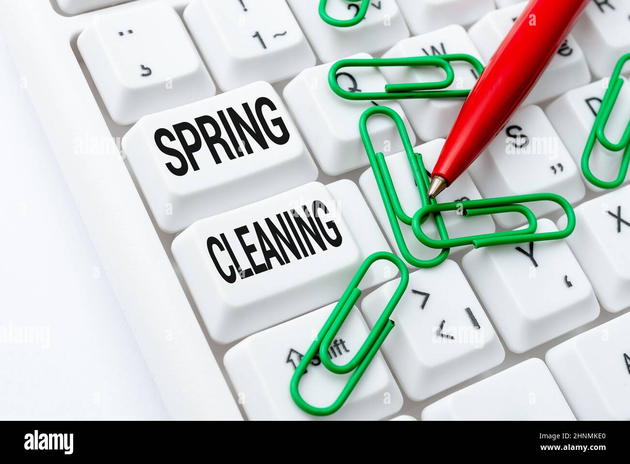 Segno che mostra la pulizia di primavera, idea di affari pulizia completa di una casa o di una stanza durante la navigazione del Internet di primavera e lo studio di ricerca in linea che digita Y Foto Stock