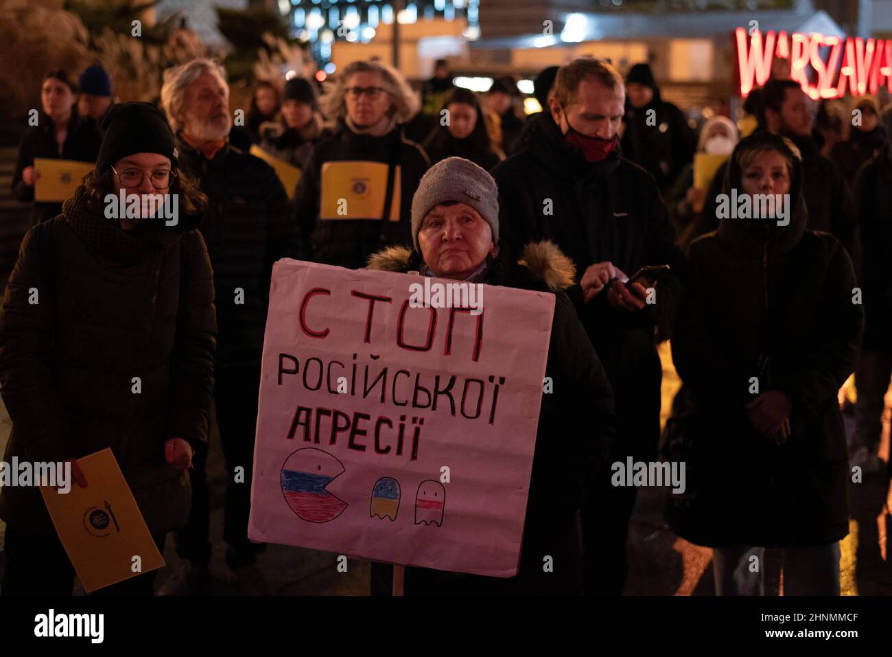 Varsavia, Varsavia, Polonia. 17th Feb 2022. Una donna ha un cartello con la scritta 'Stop Russian aggression' durante un raduno di solidarietà con l'Ucraina il 17 febbraio 2022 a Varsavia, in Polonia. Poche centinaia di persone si sono radunate accanto al Palazzo della Cultura e della Scienza nel cuore della capitale polacca, Varsavia per mostrare sostegno alla diaspora Ucraina. Il raduno ha visto la partecipazione del sindaco di Varsavia Rafal Trzaskowski e del partito della Coalizione Civica (Koalicja Obywatelska) MP Michal Szczerba. (Credit Image: © Aleksander Kalka/ZUMA Press Wire) Foto Stock