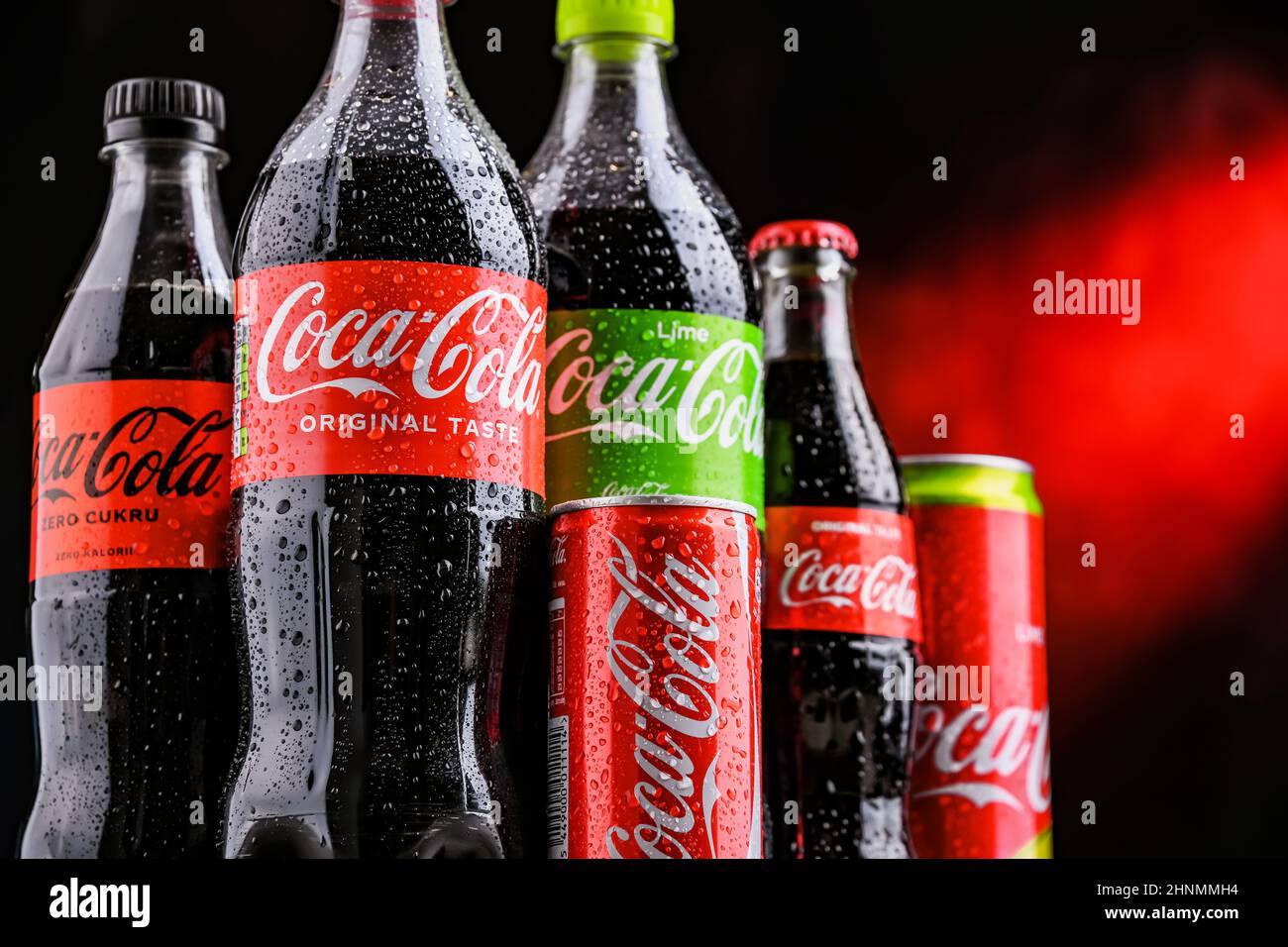 Bottiglie e lattine di Coca-Cola Foto Stock