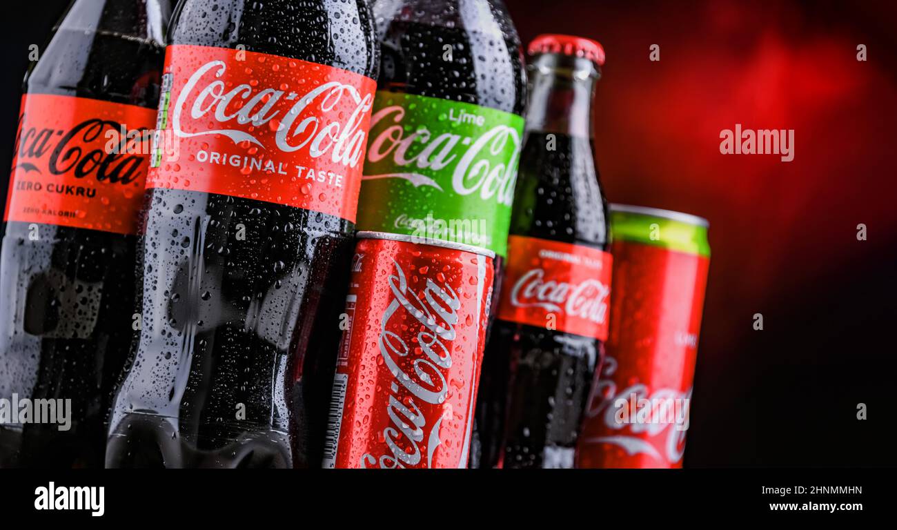 Bottiglie e lattine di Coca-Cola Foto Stock