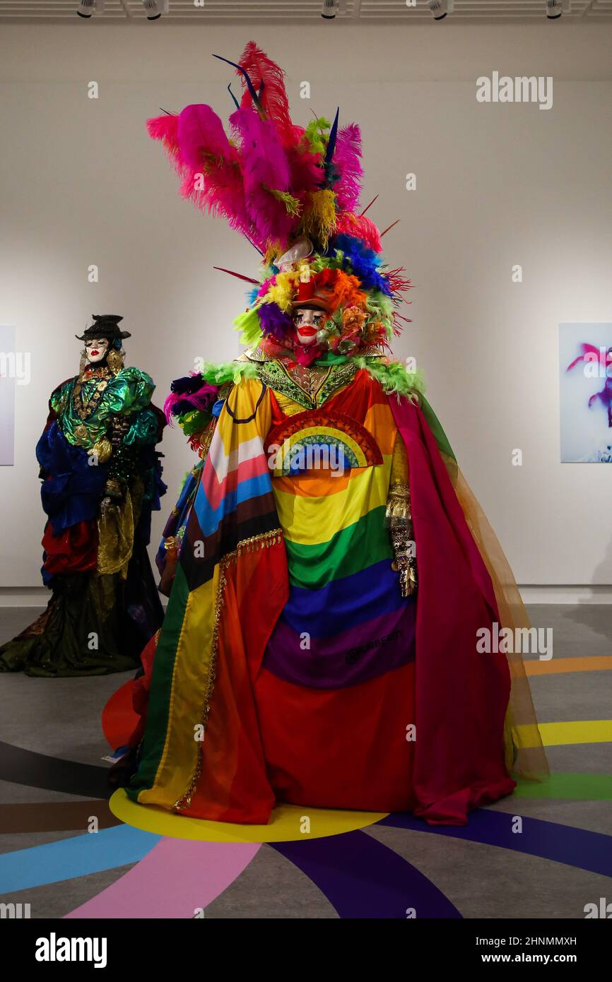 Collezioni della scultura di Daniel Lismore al suo Be Yourself, tutti gli altri sono già esposti all'Herbert Art Gallery and Museum di Coventry. La mostra espone oltre cinquanta sculture a grandezza naturale di Daniel Lismore (64), ognuna realizzata dalla sua collezione personale di oltre 7.000 curiosità e esposta accanto al suo archivio personale di fotografia, film e oggetti trovati. Le sue opere sono esposte per la prima volta e riflettono la sua identità multidimensionale - temi platform di espressione personale e di autoconservazione. La mostra è aperta al pubblico dal 18 febbraio Foto Stock