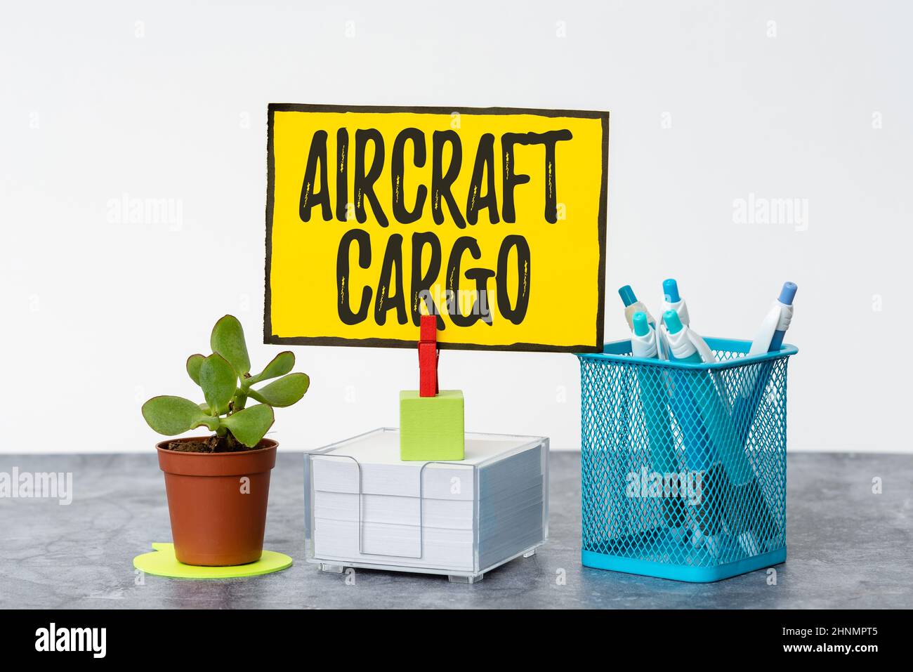 Cartello che mostra velivolo Cargo, concetto che significa vettore di merci AirMail trasporto merci attraverso l'aeroplano Tidy Workspace Setup scrivere Strumenti di scrivania e e Foto Stock