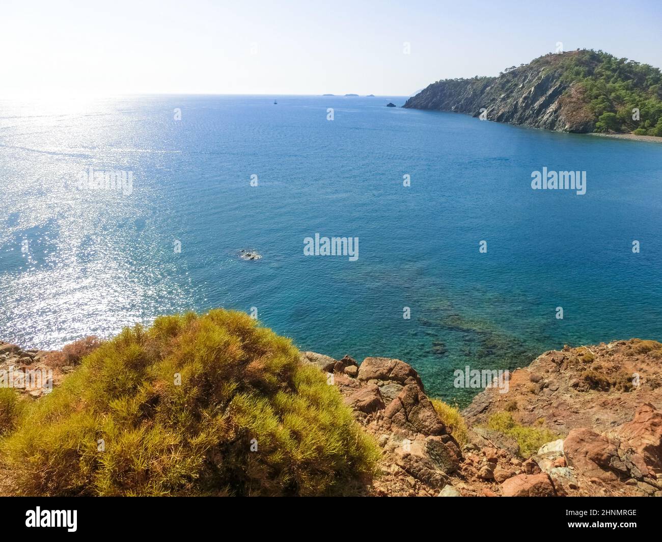 Vista della spiaggia di pietra sul sito dell'antica città líciana di Phaselis. Sito storico Foto Stock