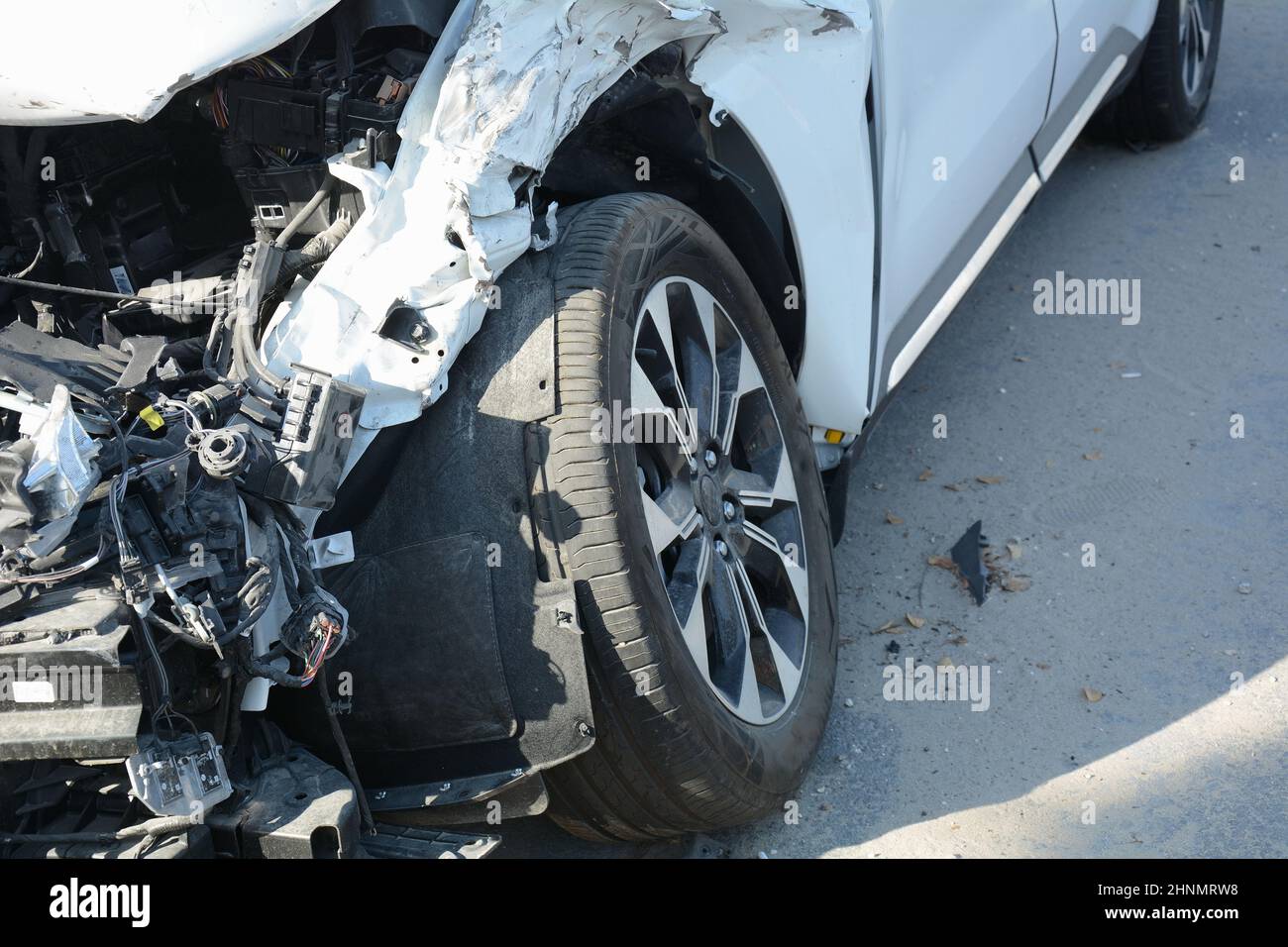 Incidente o incidente della vettura. Parafango anteriore e danni leggeri . Dettaglio del veicolo rotto o primo piano. Foto Stock