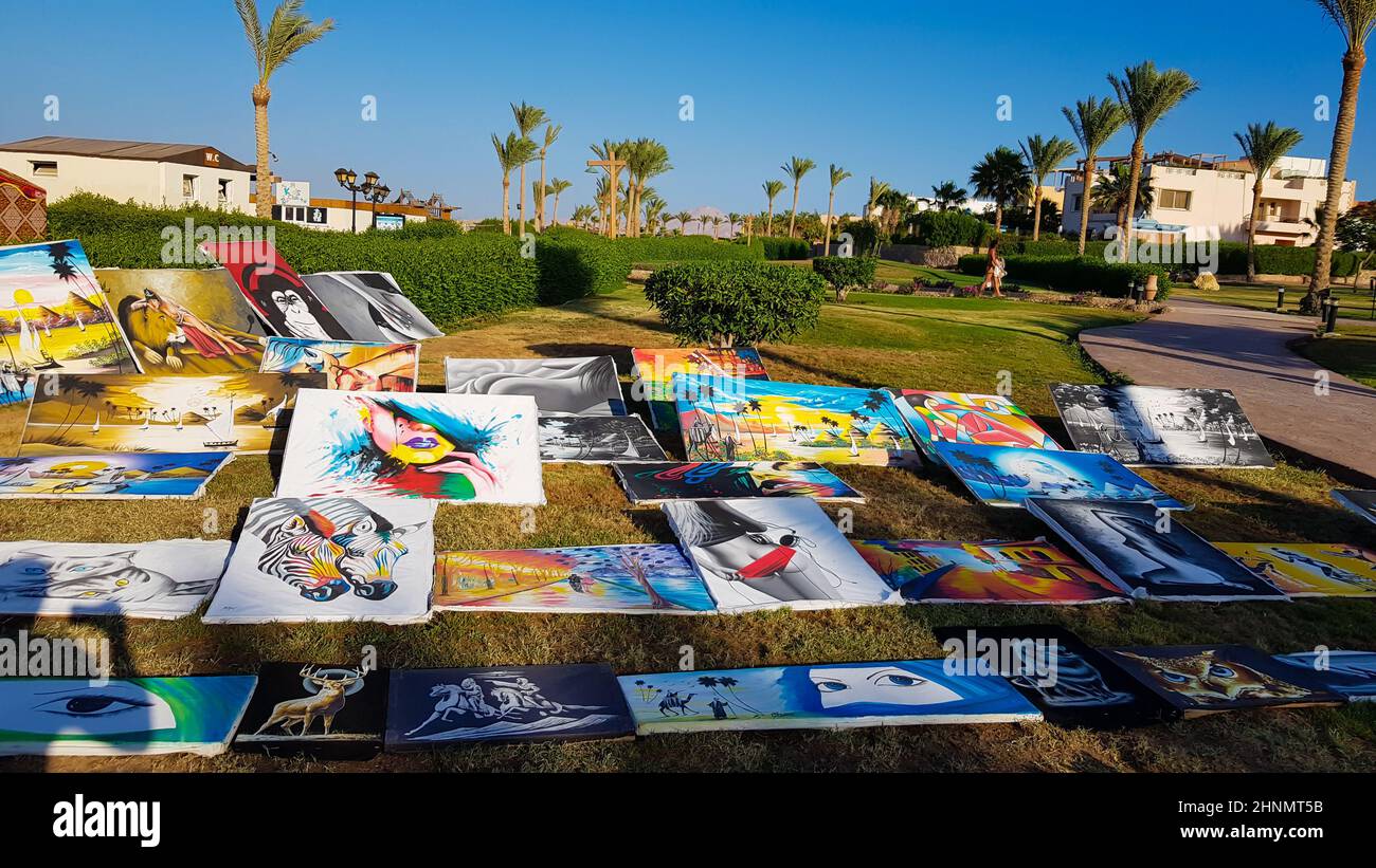 Egitto, Sharm El Sheikh - 20 giugno 2019: Dipinti in vendita sulla strada in un parco nel Amway Hotel. Mercato delle pulci e galleria di strada di arte e creatività. Foto Stock