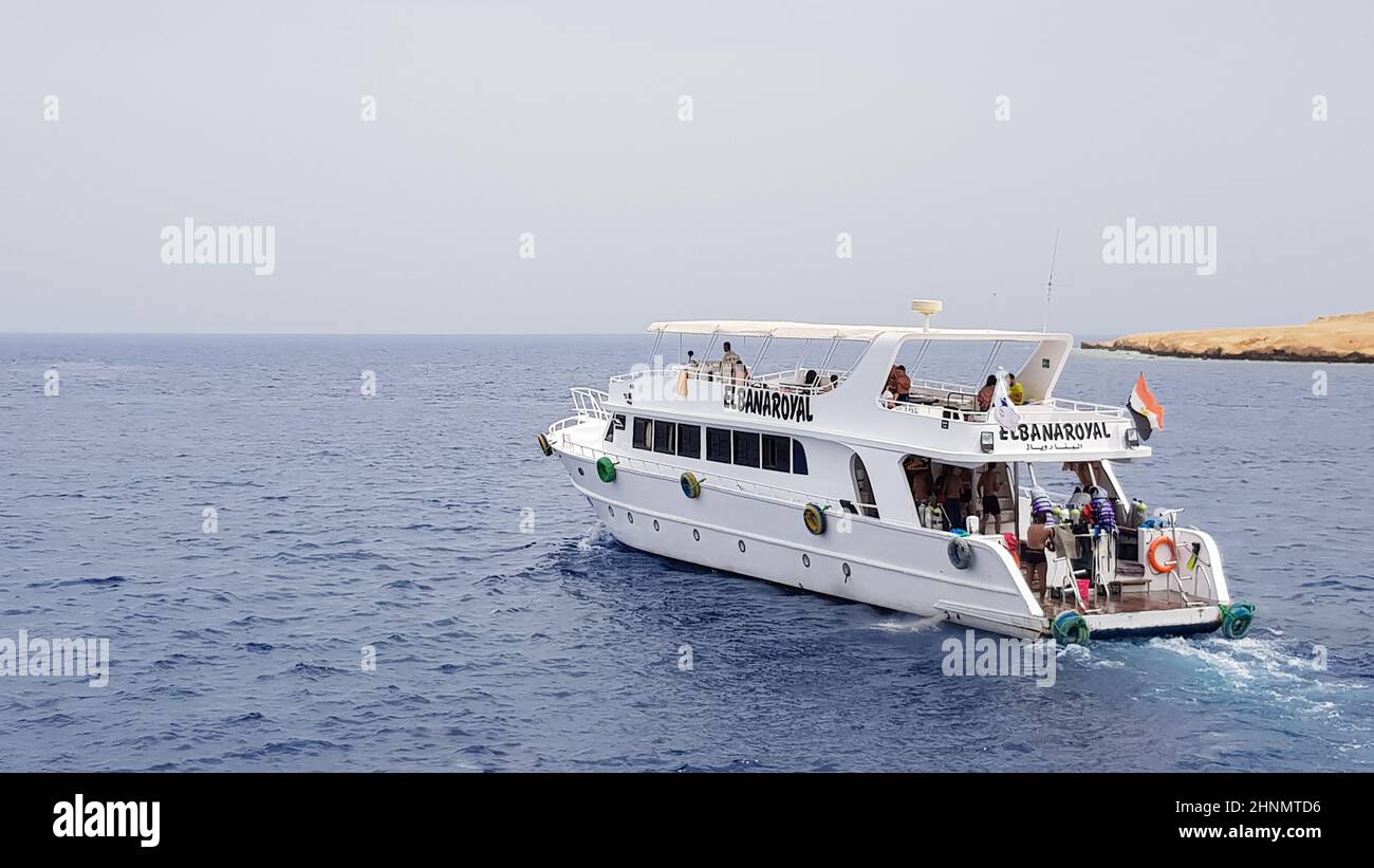 Egitto, Sharm El Sheikh - 20 settembre 2019: Nave da crociera turistica con turisti nel Mar Rosso. Paesaggio del Mar Rosso. Gli yacht bianchi attendono i turisti nelle acque azzurre dell'Egitto. Foto Stock
