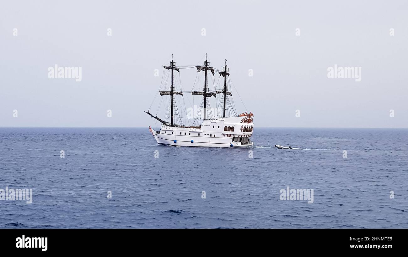Egitto, Sharm El Sheikh - 20 settembre 2019: Nave da crociera turistica con turisti nel Mar Rosso. Paesaggio del Mar Rosso. Gli yacht bianchi attendono i turisti nelle acque azzurre dell'Egitto. Foto Stock