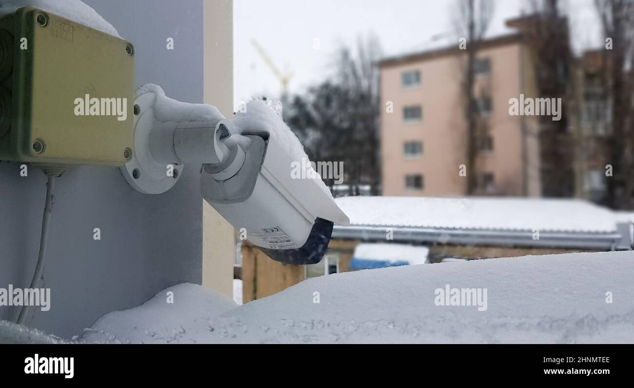 Grande telecamera di sorveglianza bianca su una finestra sullo sfondo di un edificio pubblico. Primo piano. Telecamera CCTV installata sulla finestra esterna della casa. Foto Stock