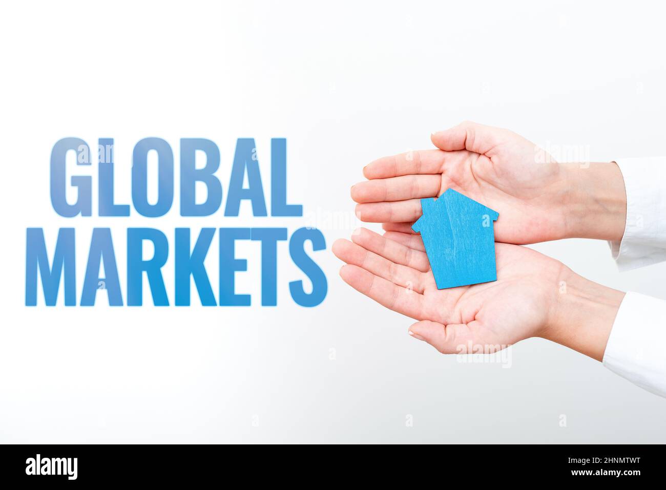 Scrittura di visualizzazione del testo Global Markets, concetto che significa Trading di beni e servizi in tutti i paesi del mondo Holdign Paper House with Car Foto Stock