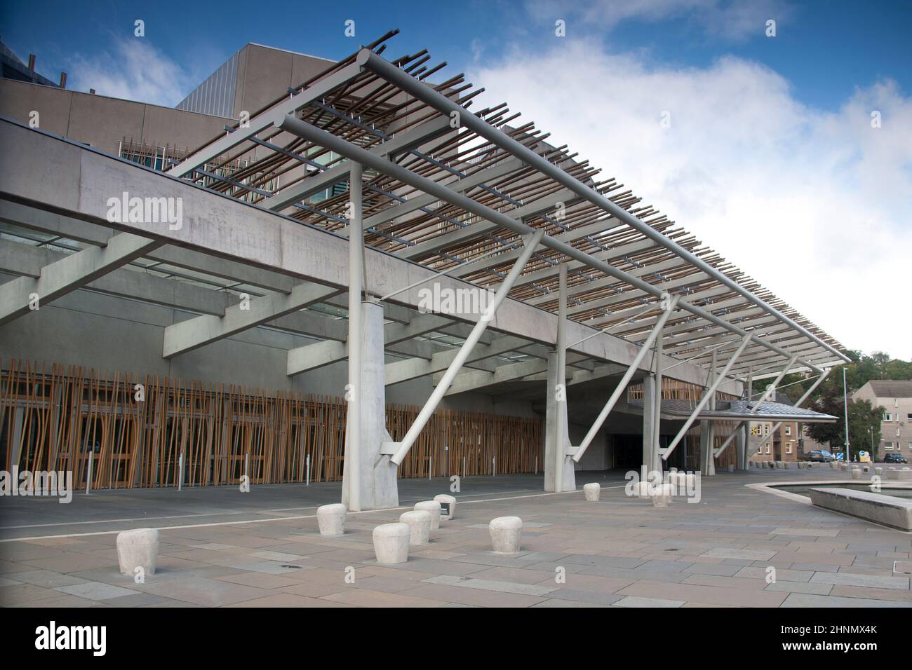 Edificio del Parlamento scozzese a Edimburgo con cielo blu Foto Stock