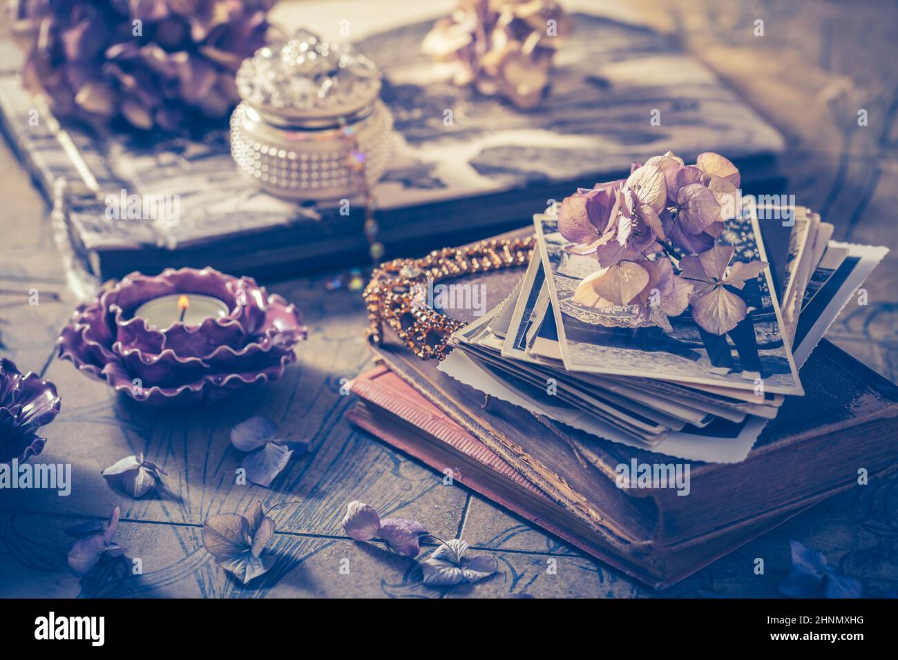 Memories - album fotografico di vecchia famiglia con collana, libri antichi e fiori secchi Foto Stock