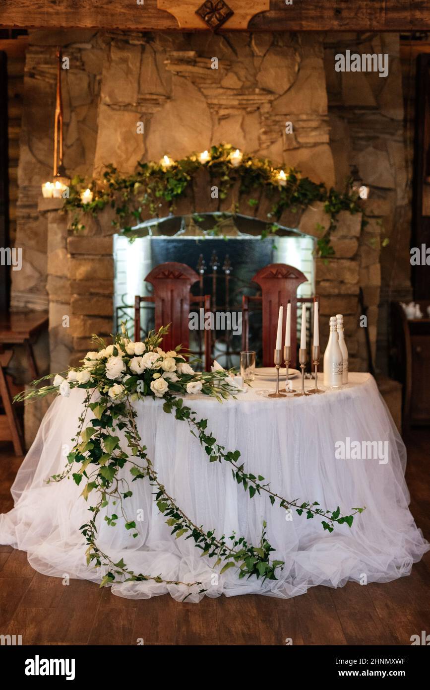 il presidio degli sposi novelli nella sala banchetti del ristorante Foto Stock