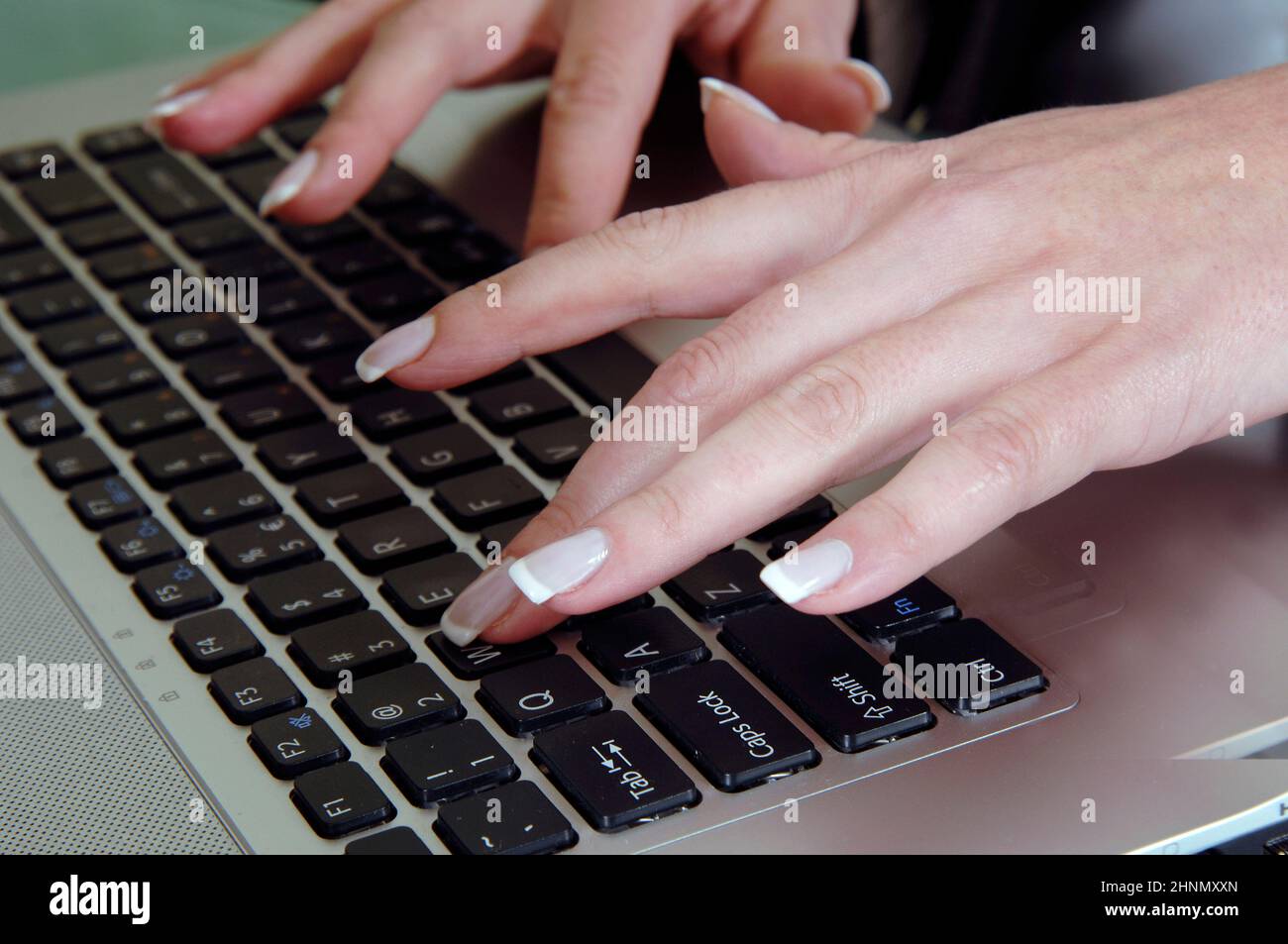 la donna sta digitando sul computer Foto Stock