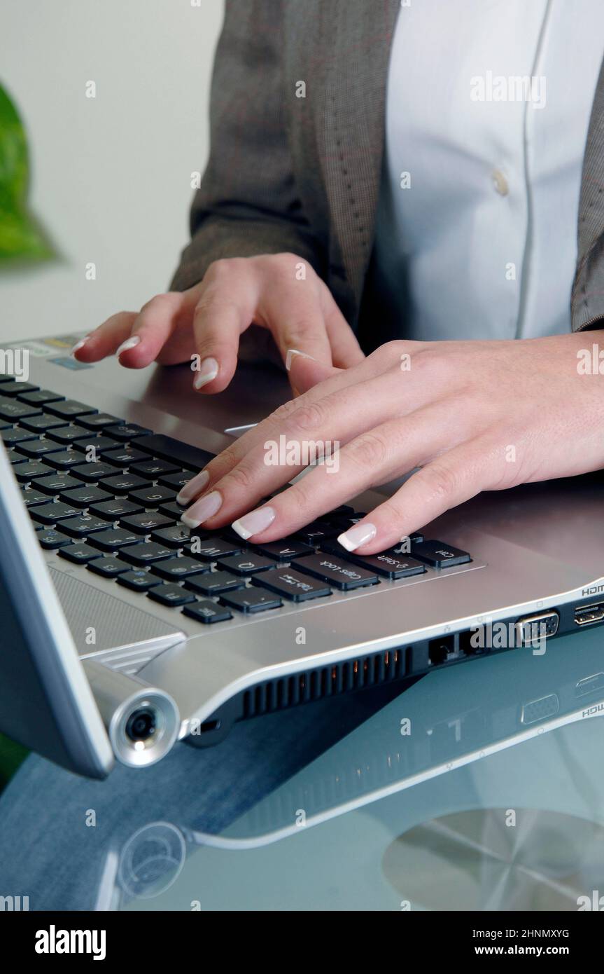 la donna sta digitando sul computer Foto Stock