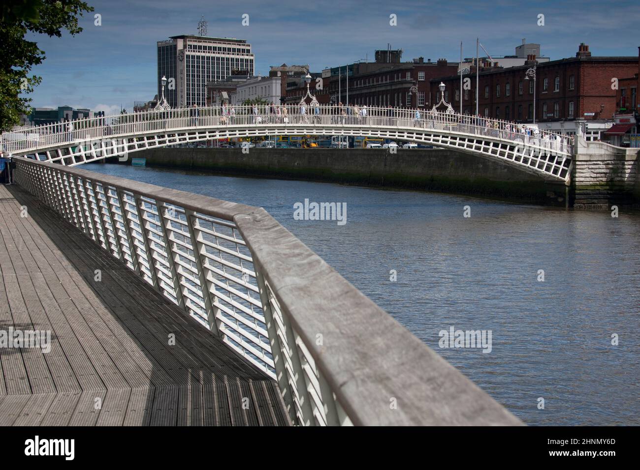 Ha Penny Bridge sul fiume Liffey a Dublino Irlanda Foto Stock