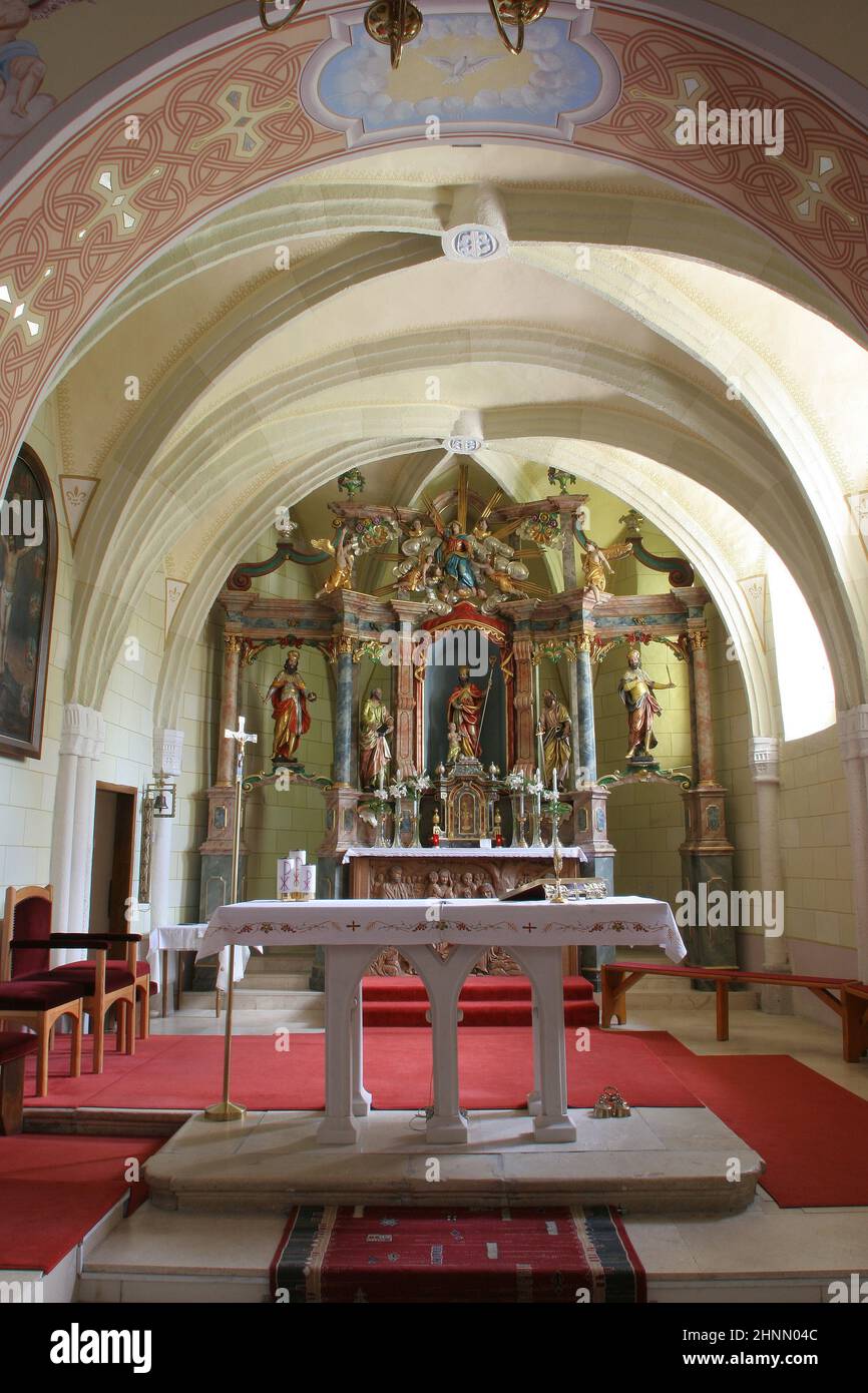 Altare maggiore nella Chiesa del San Brice di Tours a Brckovljani, Croazia Foto Stock