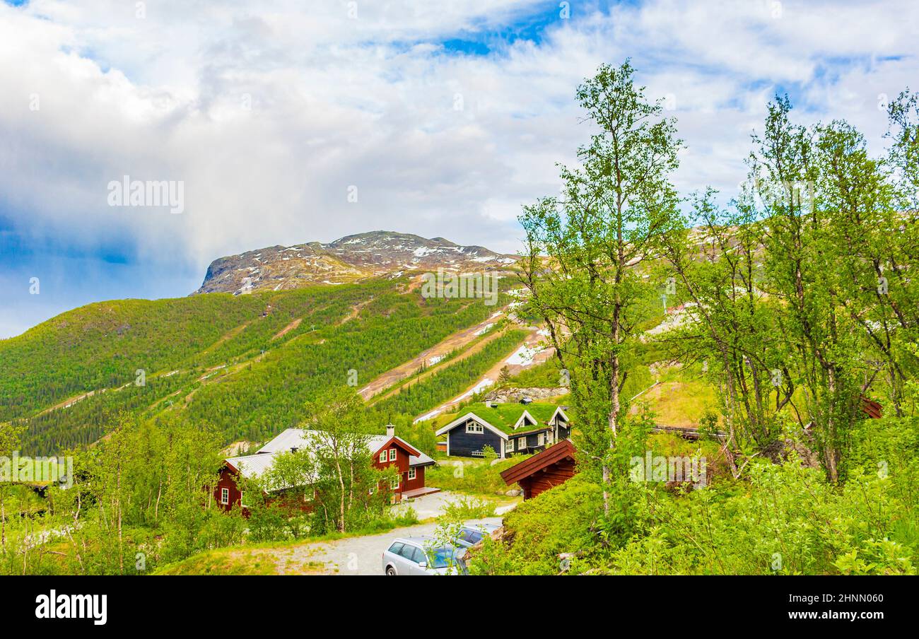 Bellissimo panorama Norvegia Hemsedal Skicenter con baita e capanne Montagne. Foto Stock