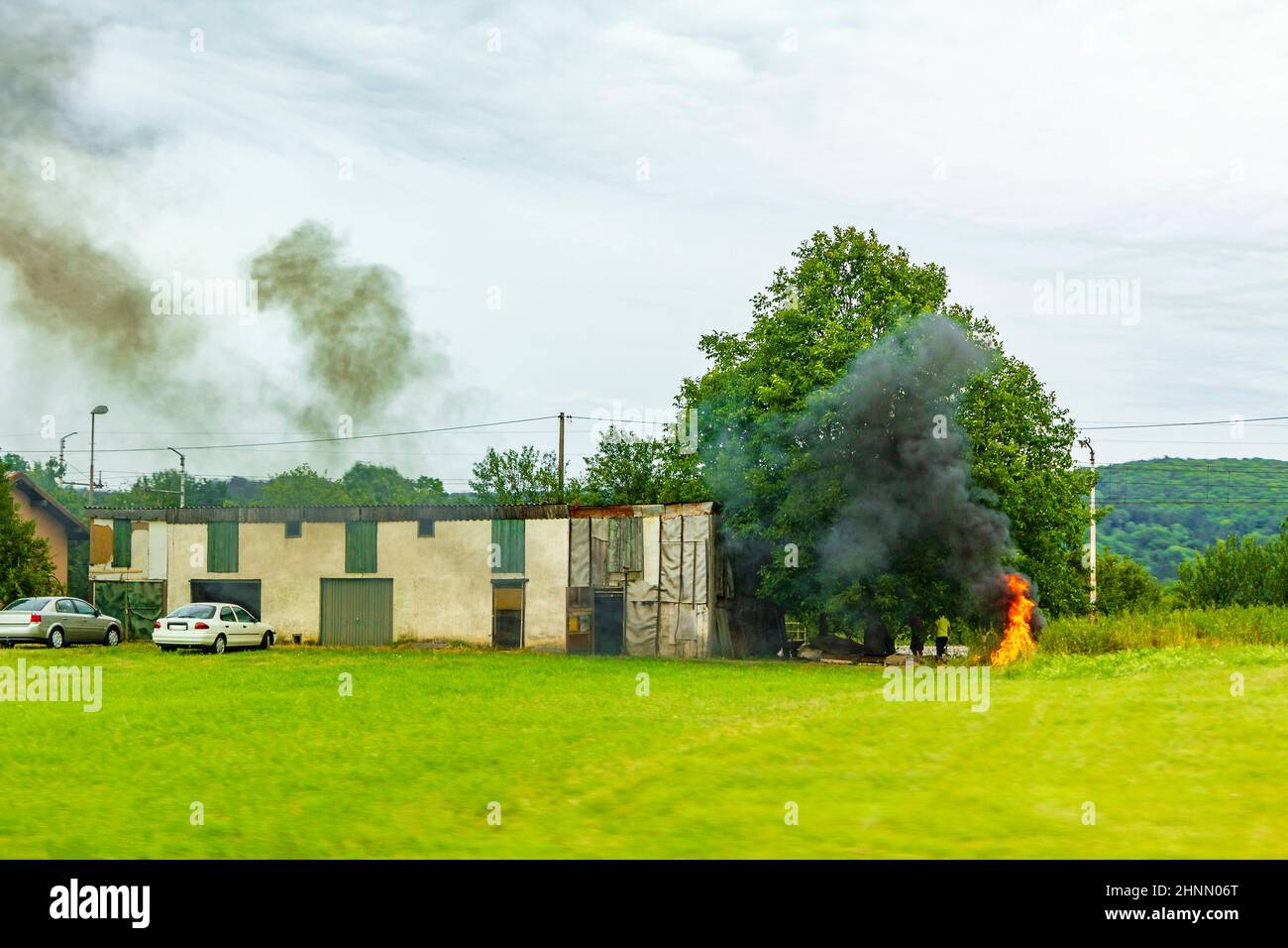 Nuvola velenosa di fumo dal camino degli agricoltori in Slovenia Foto Stock