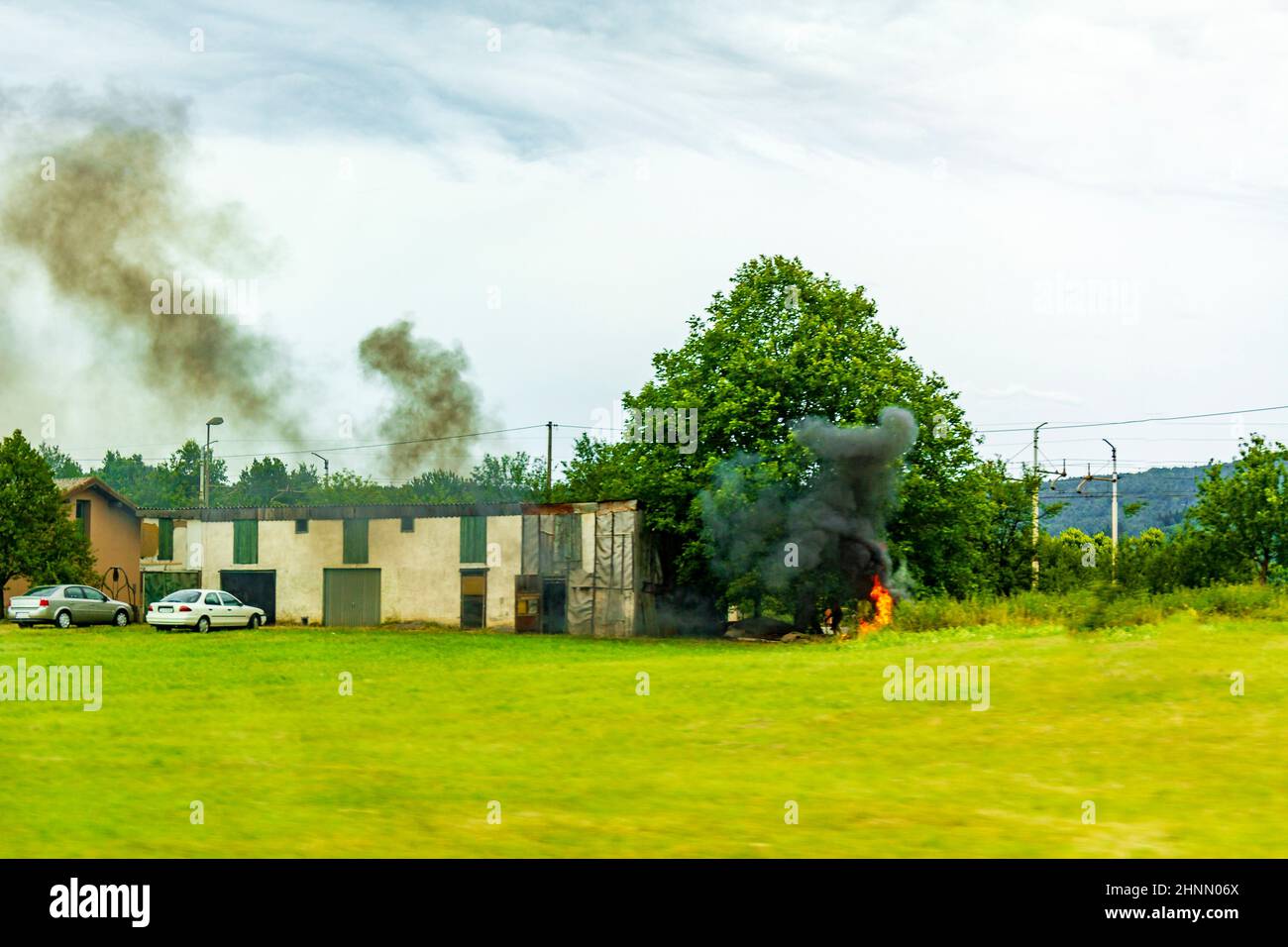 Nuvola velenosa di fumo dal camino degli agricoltori in Slovenia Foto Stock