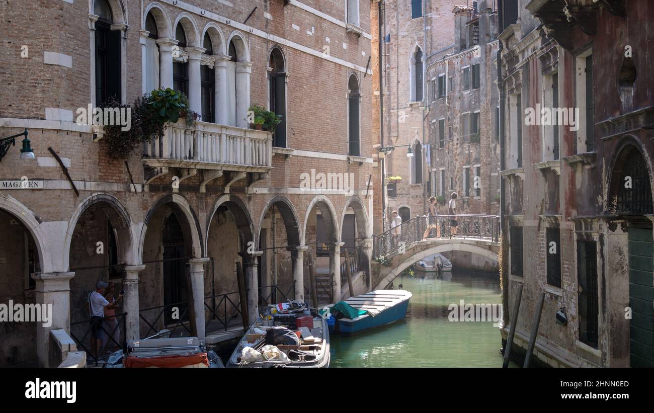 Pittoresco canale nella Venezia storica Foto Stock