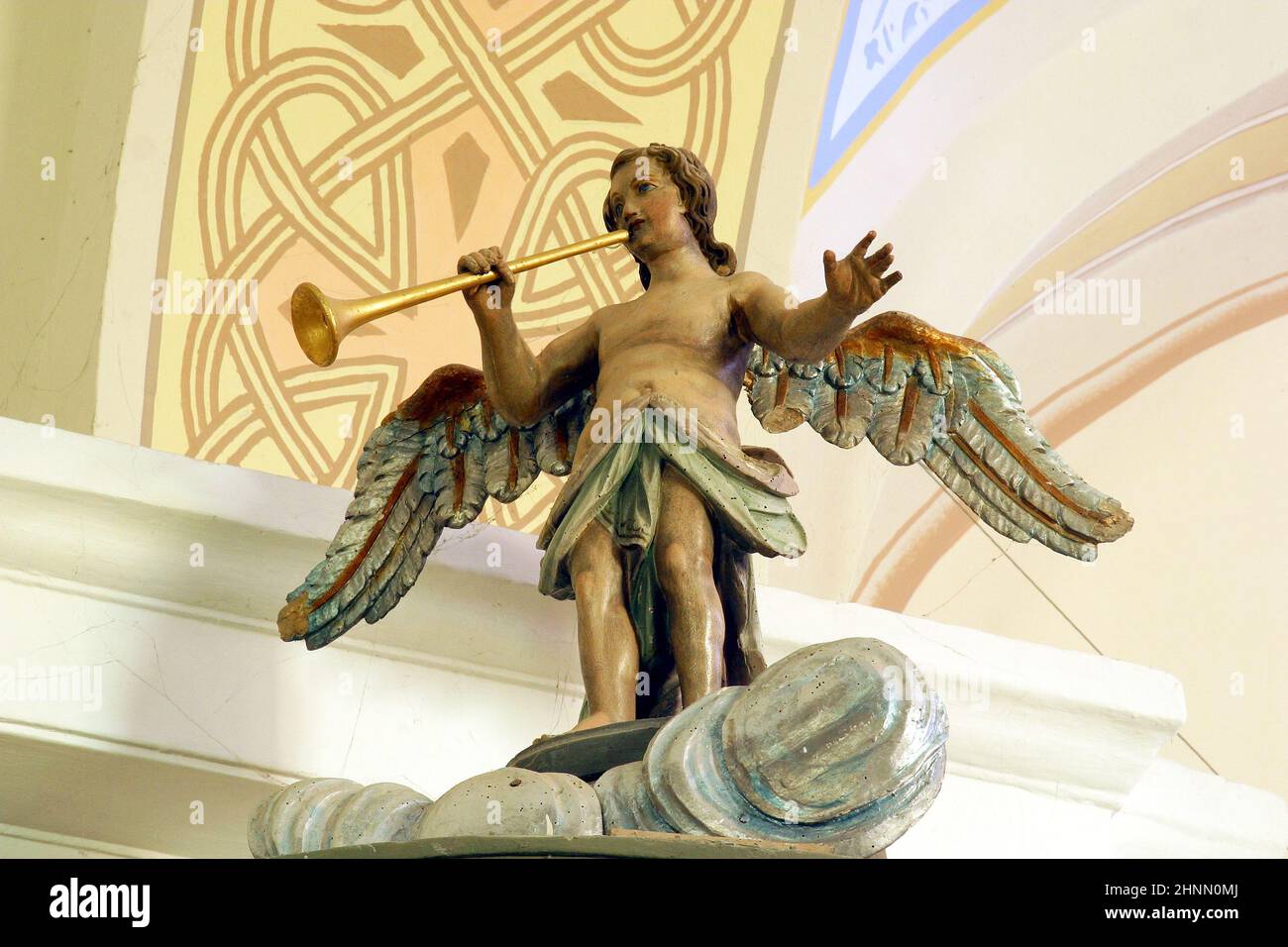 Angelo dell'Annunciazione, statua nella chiesa parrocchiale di Santa Maria Maddalena a Veliki Bisag, Croazia Foto Stock