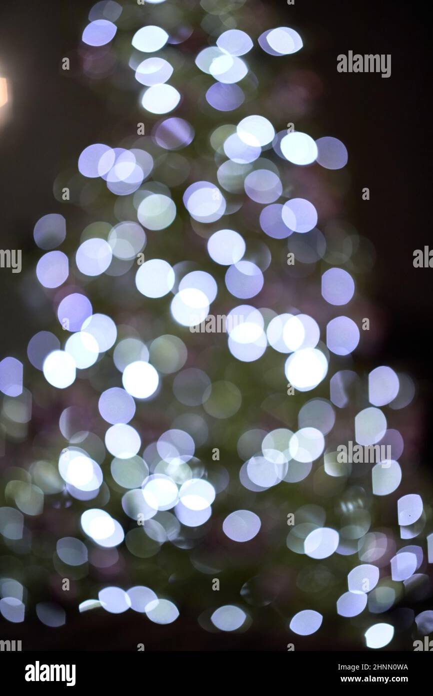 L'albero di Natale luci sfondo sfocato fuori fuoco sfocato morbido bagliore Foto Stock