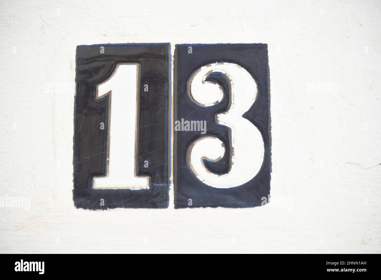 Numero 13 su una casa, Requena, Provincia di Valencia, Costa Blanca, Spagna, Giugno, 2021 Foto Stock