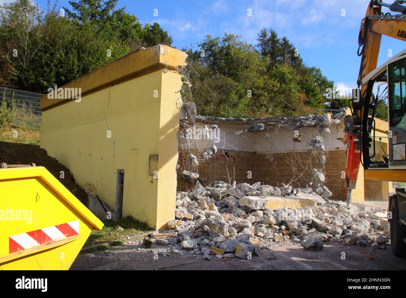 Demolizione di un piccolo magazzino Foto Stock