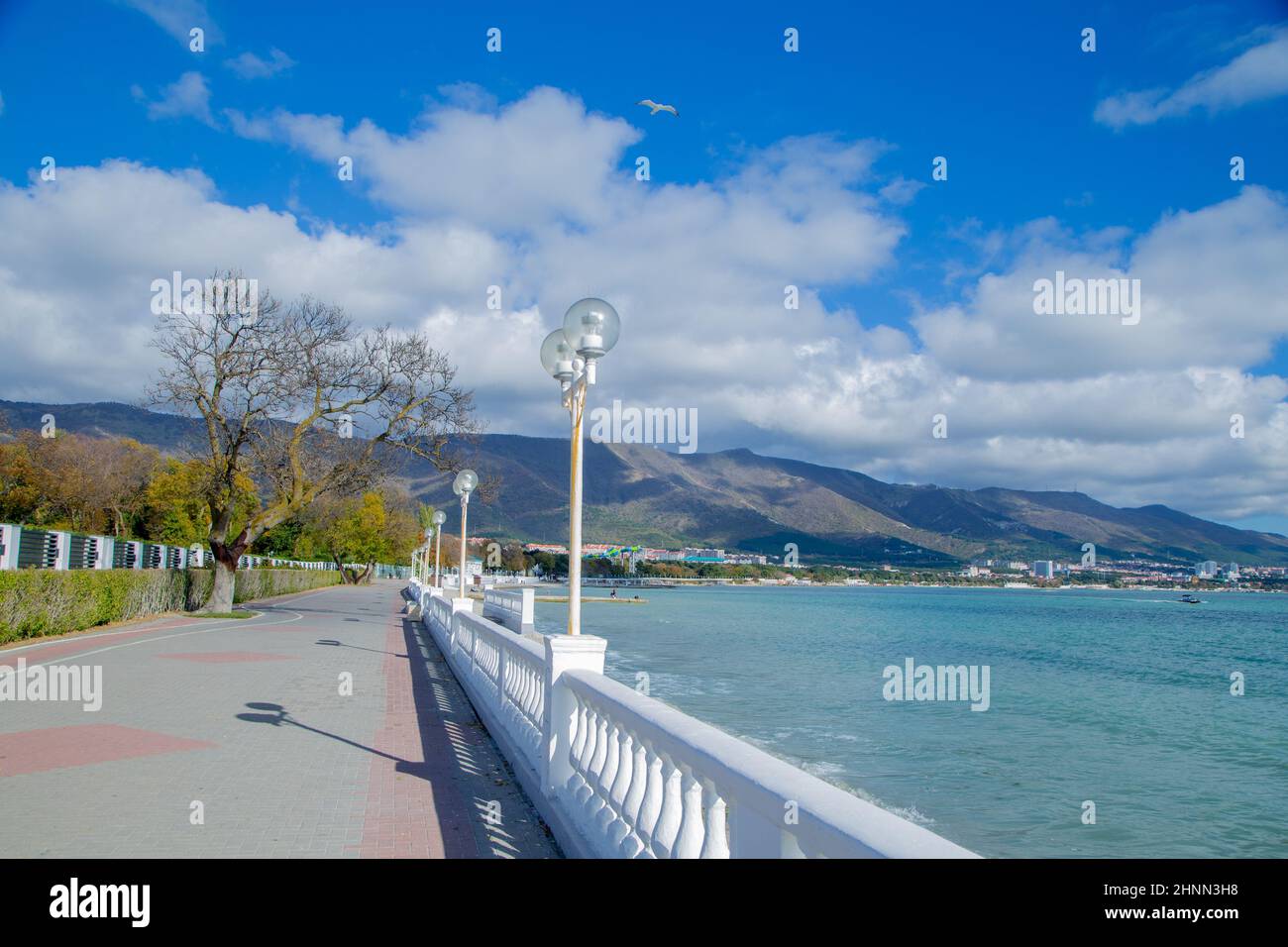 L'argine della località gelendzhik, si può vedere il sentiero asfaltato, lanterne, recinzioni e il mare Foto Stock