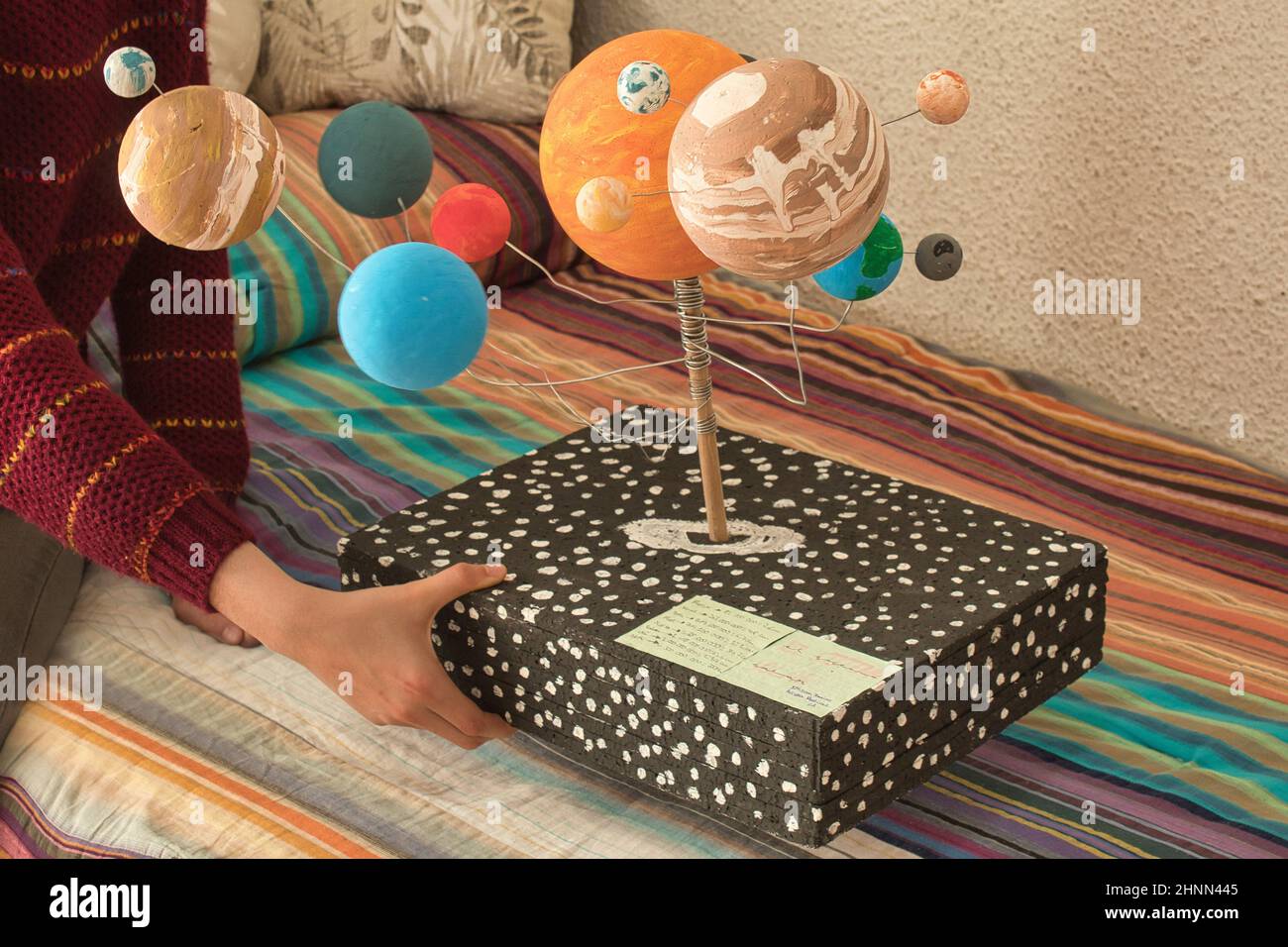 ragazza con il lavoro scolastico sistema solare modello Foto Stock