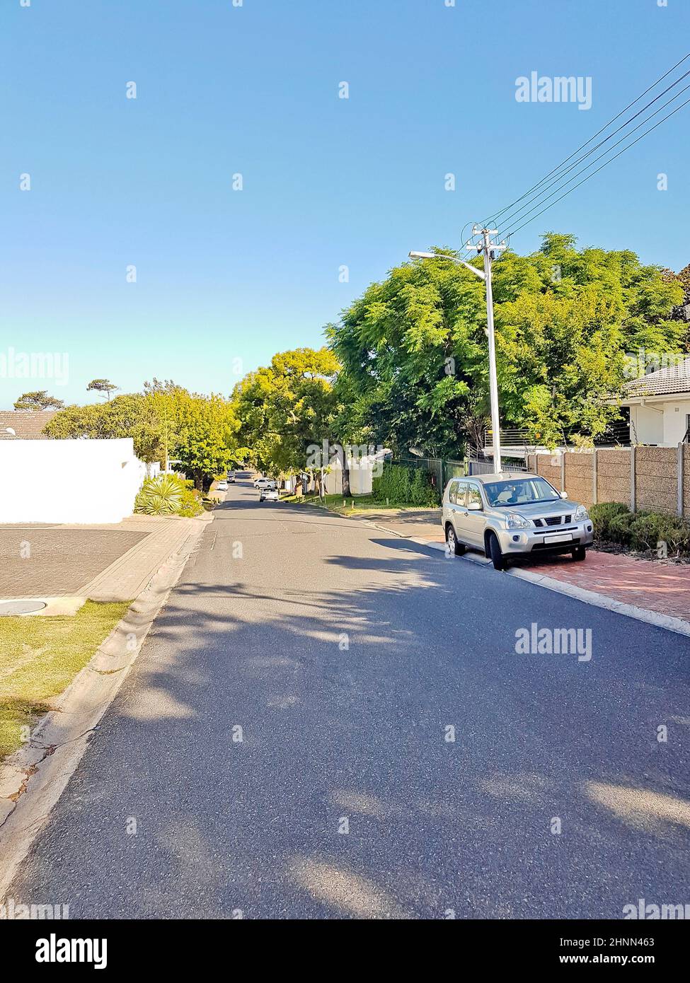 Street in Claremont, Città del Capo, Sudafrica. Tempo soleggiato Foto Stock