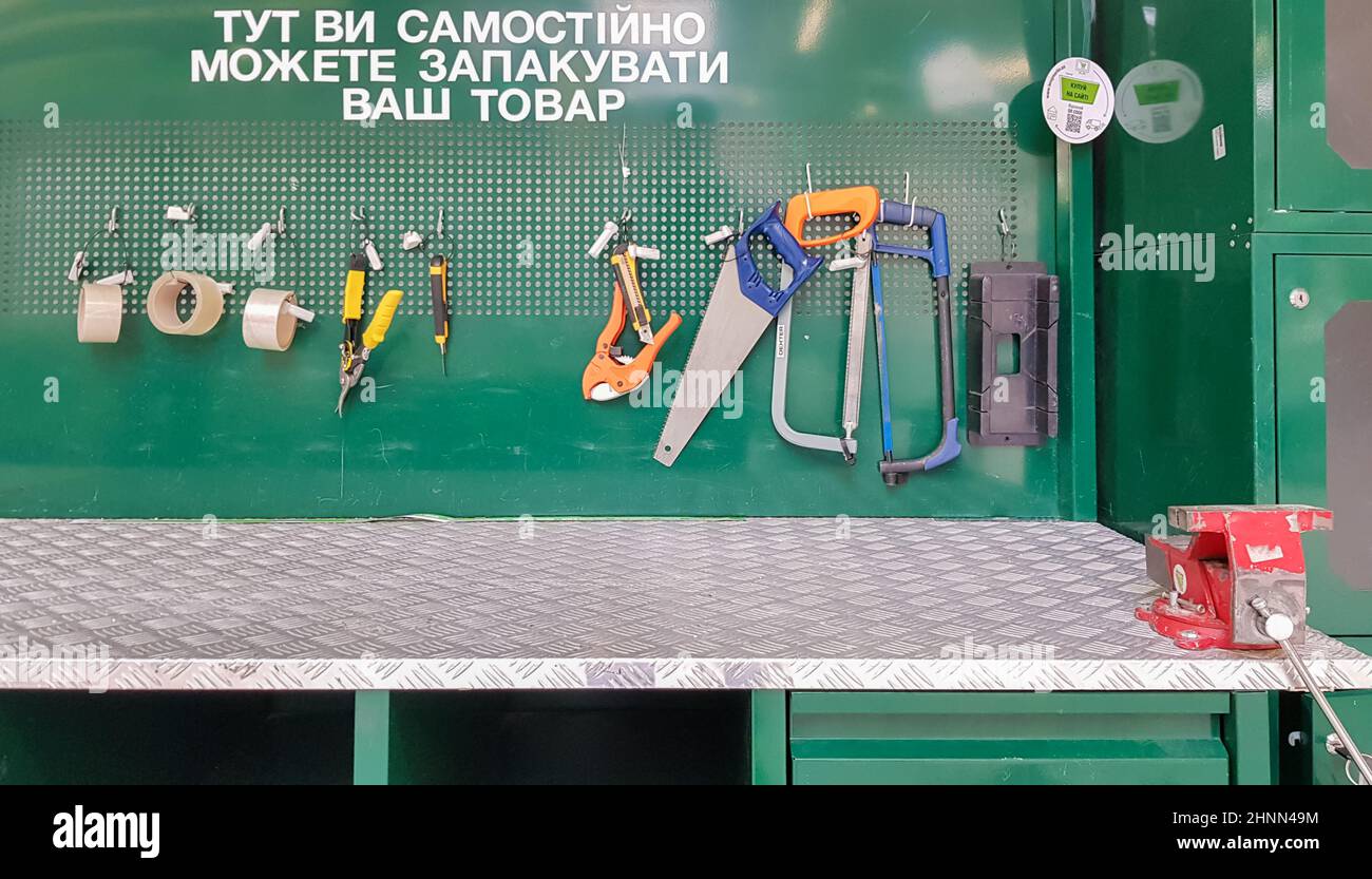 Ucraina, Kiev - 09 maggio 2020: Strumenti di lavoro a bordo e in officina. Scena dell'officina. Molti vecchi strumenti su un desktop sporco. Il concetto di carpenteria e pittura. Foto Stock