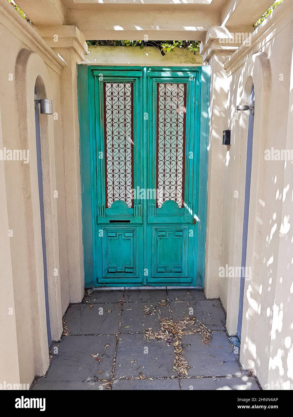 Bella porta di legno turchese nel vecchio edificio, Città del Capo. Foto Stock