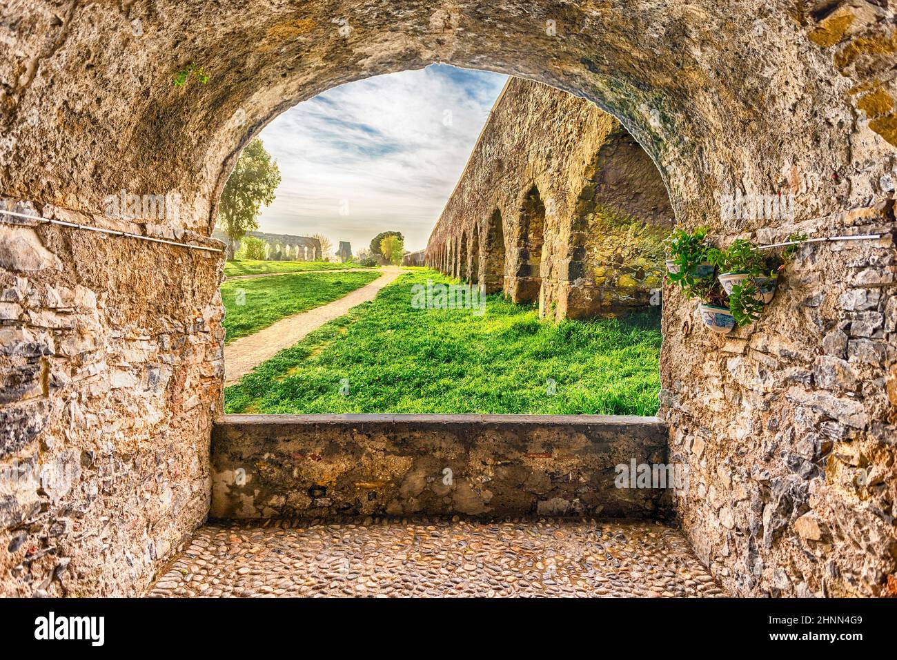 Balconcino roccioso con vista sulle rovine del Parco degli Acquedotti, Roma, Italia Foto Stock
