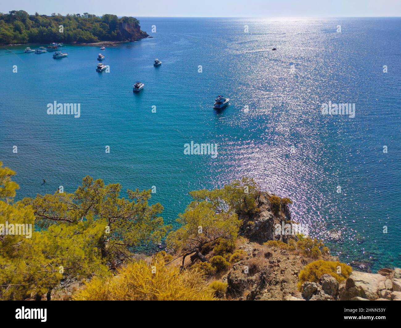 Vista della spiaggia di pietra sul sito dell'antica città líciana di Phaselis. Sito storico Foto Stock