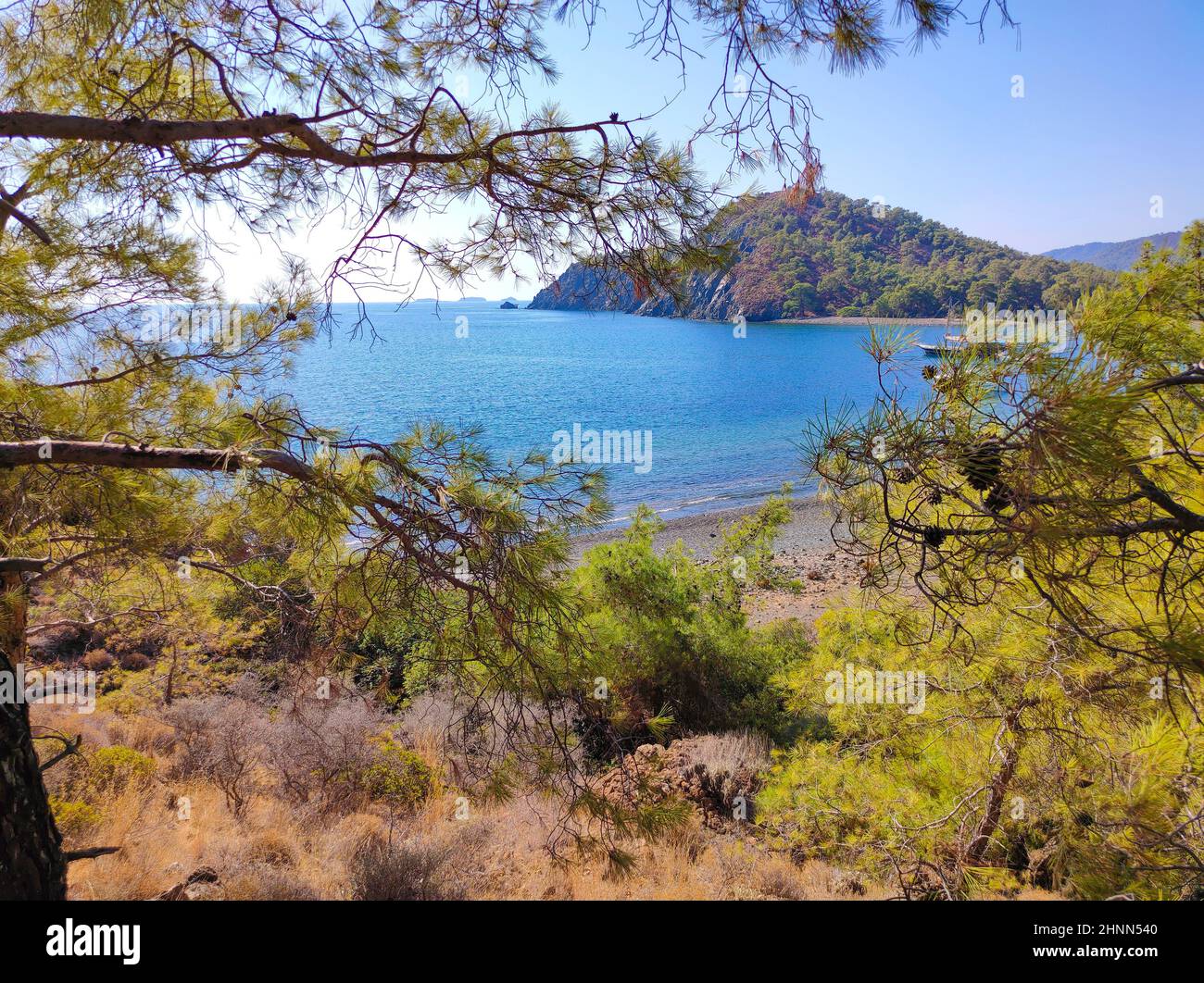 Vista della spiaggia di pietra sul sito dell'antica città líciana di Phaselis. Sito storico Foto Stock
