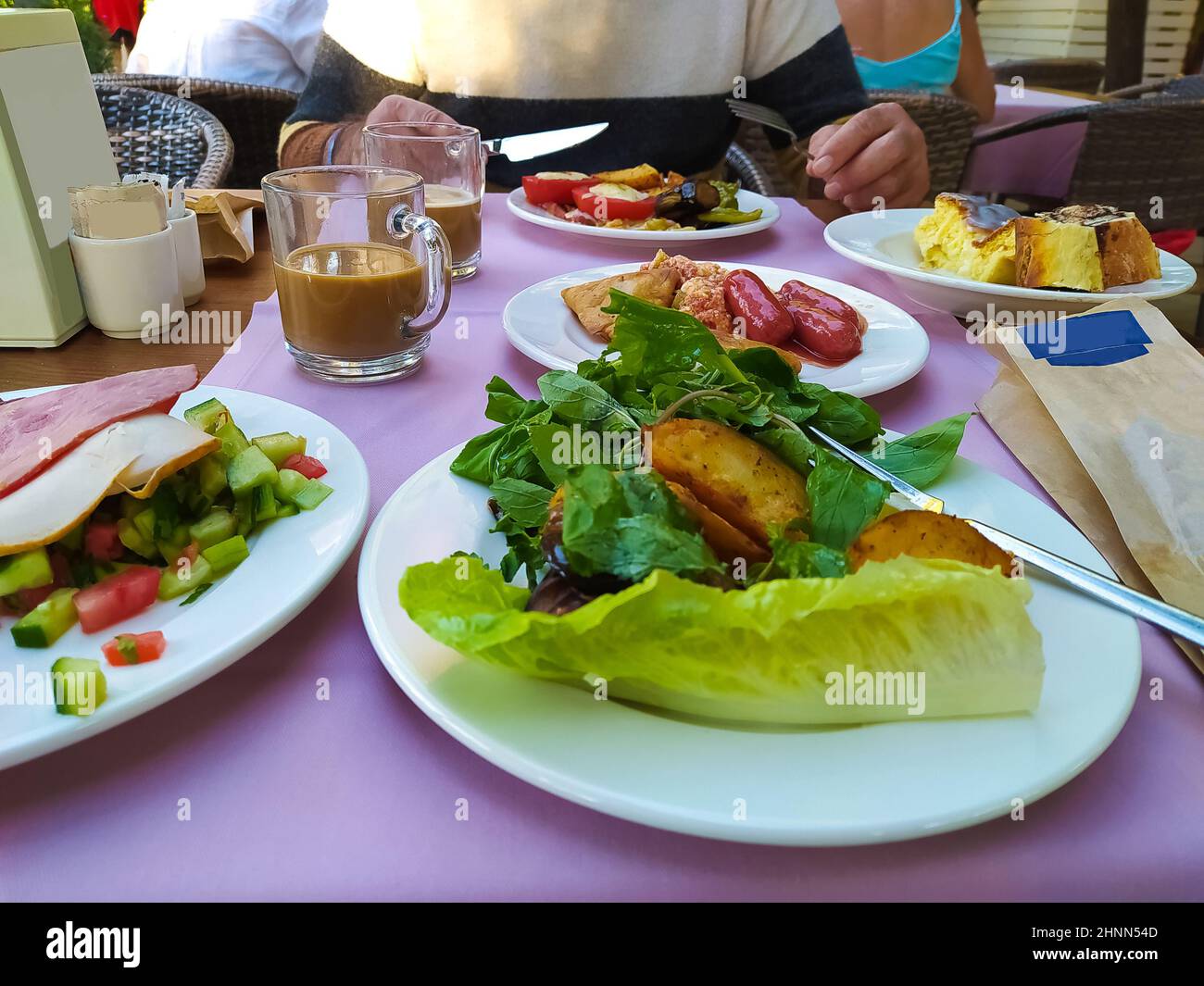 Cibo sugli scaffali nel buffet self-service con all inclusive in Turchia Foto Stock