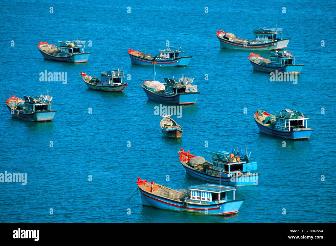 Barche da pesca al mare cinese sulla costa del Vietnam Foto Stock