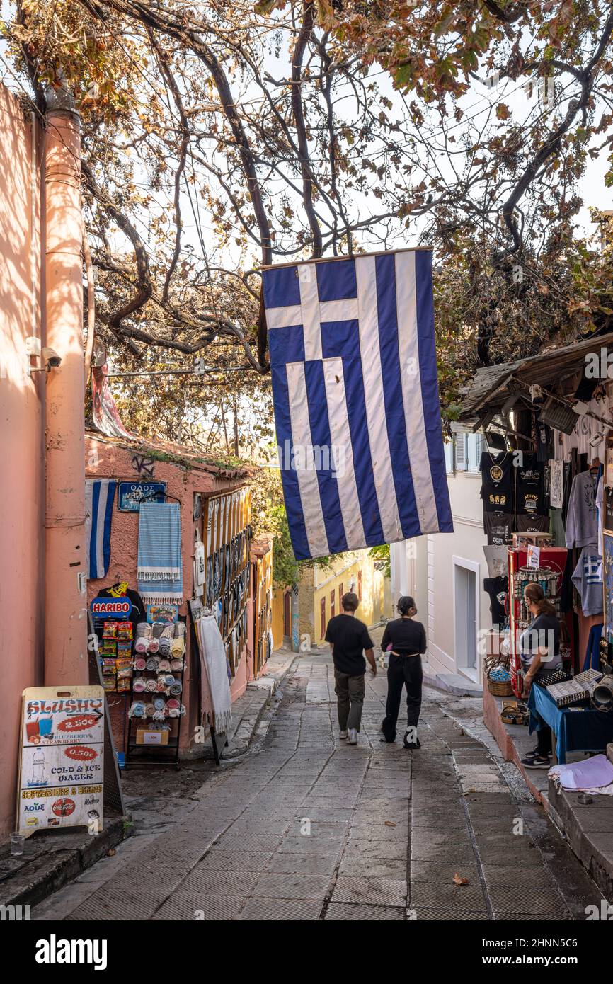 Bandiera greca in una strada ad Atene, Grecia Foto Stock