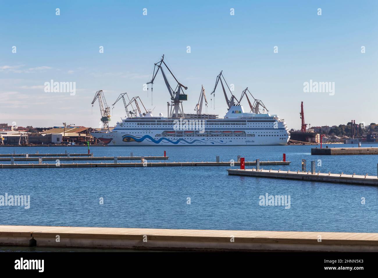 PULA, CROAZIA - 02 FEBBRAIO 2022: AIDAmira è una nave da crociera recentemente in servizio con AIDA Cruises. Nel gennaio 2022, AIDA Cruises vendette la nave ad Amb Foto Stock