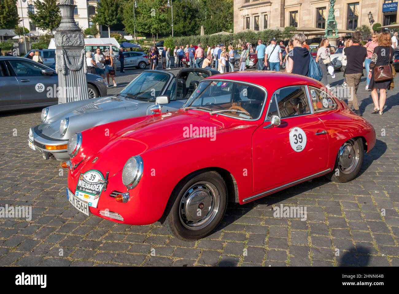 La Porsche 356 SC raggiunge l’obiettivo finale del ralley Oldtimer di Wiesbaden a Wiesbaden dopo una sfida nel Rheingau, in Germania. Foto Stock