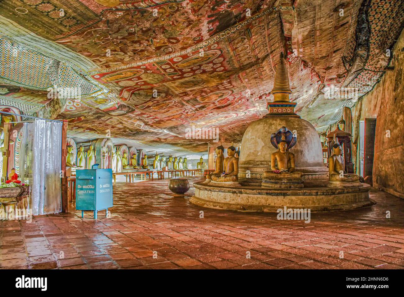 Dipinti religiosi all'interno del Tempio della roccia a Dambulla Foto Stock